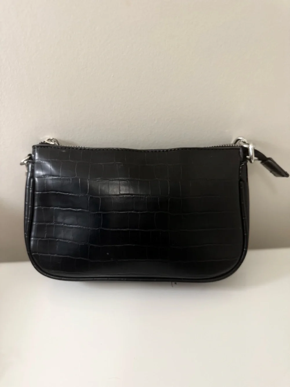 LIKE DREAMS Black Crocodile Embossed Silver‎ Chain Zip Closure Shoulder Bag